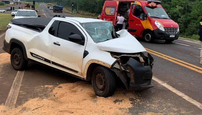 Quatro pessoas ficam feridas em acidente entre carro e picape na BR-277